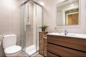 Shower, hair dryer, towels, soap - Apartment licensed Pozas (Bilbao)