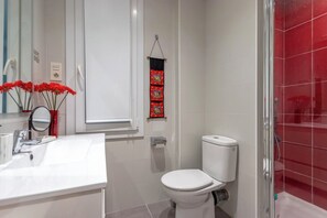 Douche, sèche-cheveux, serviettes fournies, savon
