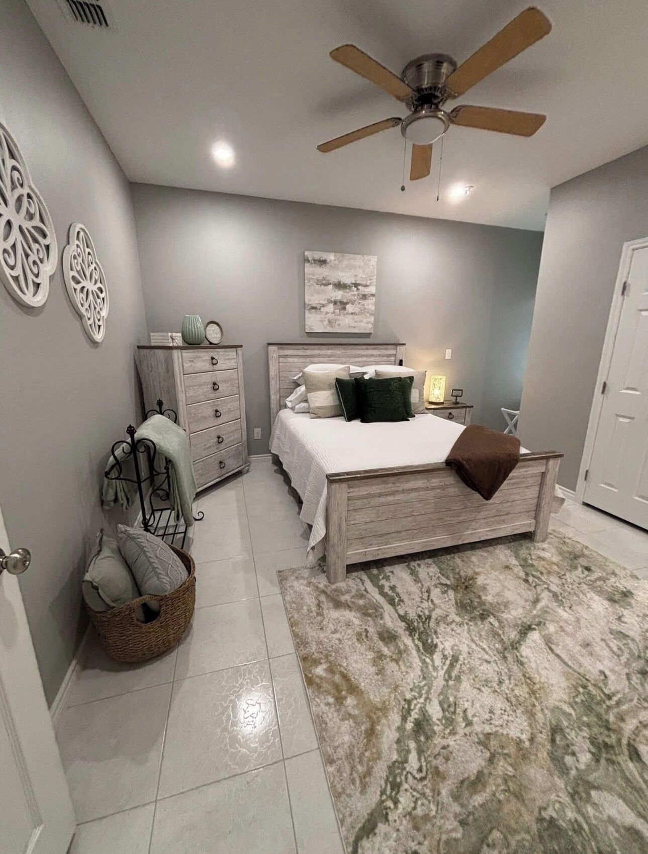 Een strijkplank/strijkijzer, wifi, beddengoed