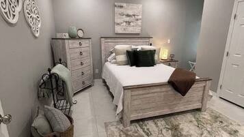 Een strijkplank/strijkijzer, wifi, beddengoed