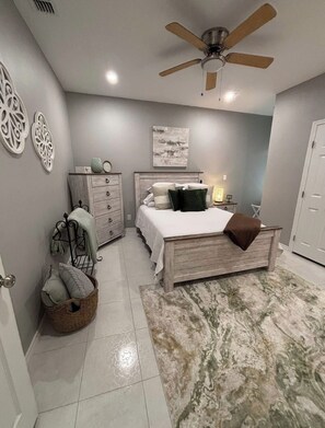 Een strijkplank/strijkijzer, wifi, beddengoed