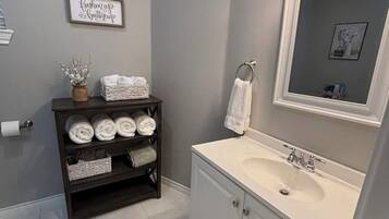 Een douche, een haardroger, handdoeken, zeep