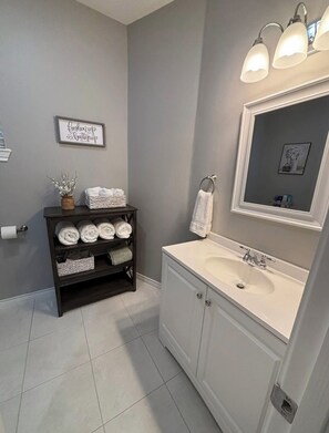 Een douche, een haardroger, handdoeken, zeep