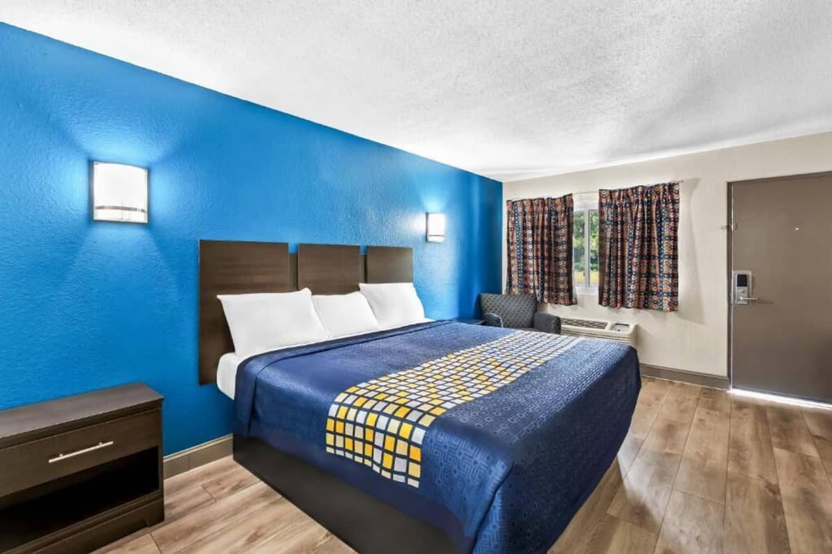 Standard Double Room, 1 King Bed, Smoking | WiFi (free)