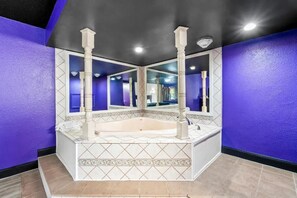 Free toiletries, towels, soap, shampoo - Red Carpet Inn and Suites (Bellmawr)