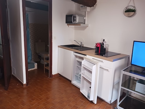 Private kitchen - Atypical studio in the center of cabris village (Cabris)