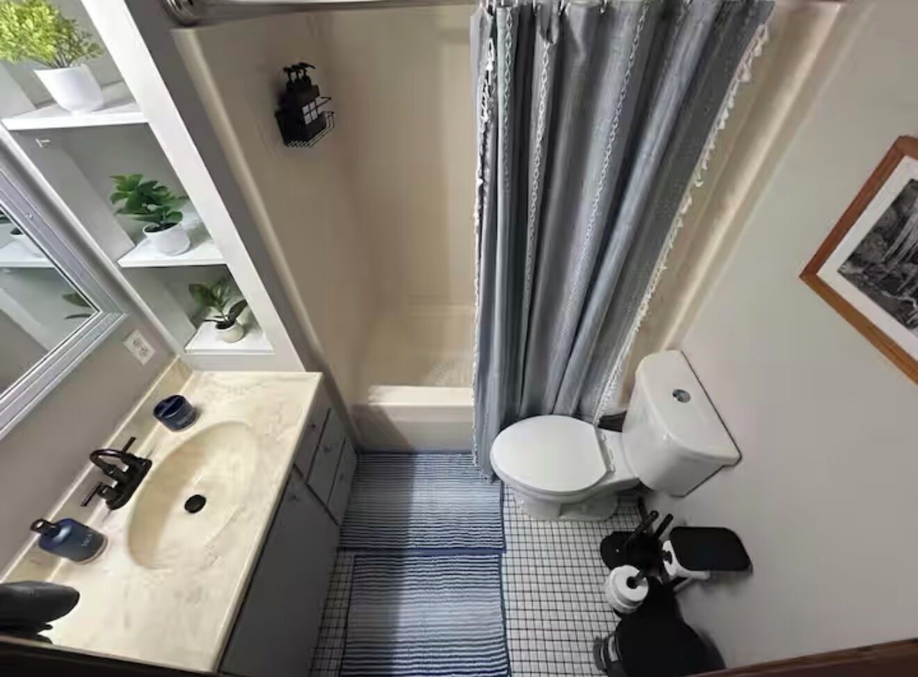 Secador de pelo, toallas, jabón y papel higiénico