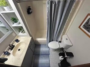 Secador de pelo, toallas, jabón, papel higiénico