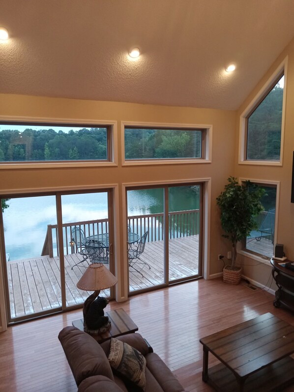 Living area - House on Douglas lake tn with boat dock that has electricity. (Dandridge)