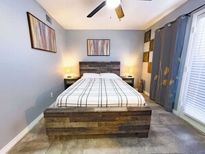 2 bedrooms, iron/ironing board, free WiFi, bed sheets - Stylish 2BR/2BA Condo with Fireplace & Full Kitchen in Arlington (Arlington)