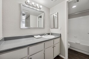 Towels, soap, toilet paper - Private 1BR Apartment Gilbert, AZ (Gilbert)