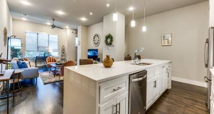 Cozy 3BR Luxury Townhome Near Uptown Skyline