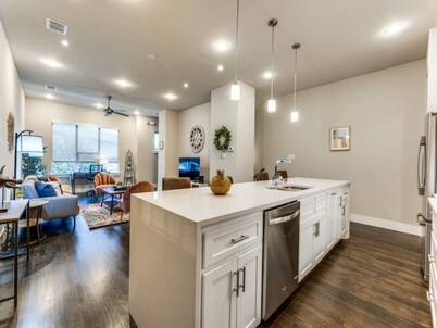 Cozy 3BR Luxury Townhome Near Uptown Skyline