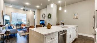Cozy 3BR Luxury Townhome Near Uptown Skyline