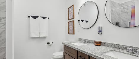 Een haardroger, handdoeken, zeep, toiletpapier