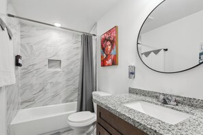 Hair dryer, towels, soap, toilet paper - Spacious 5-bedroom apartment in New Orleans (New Orleans)