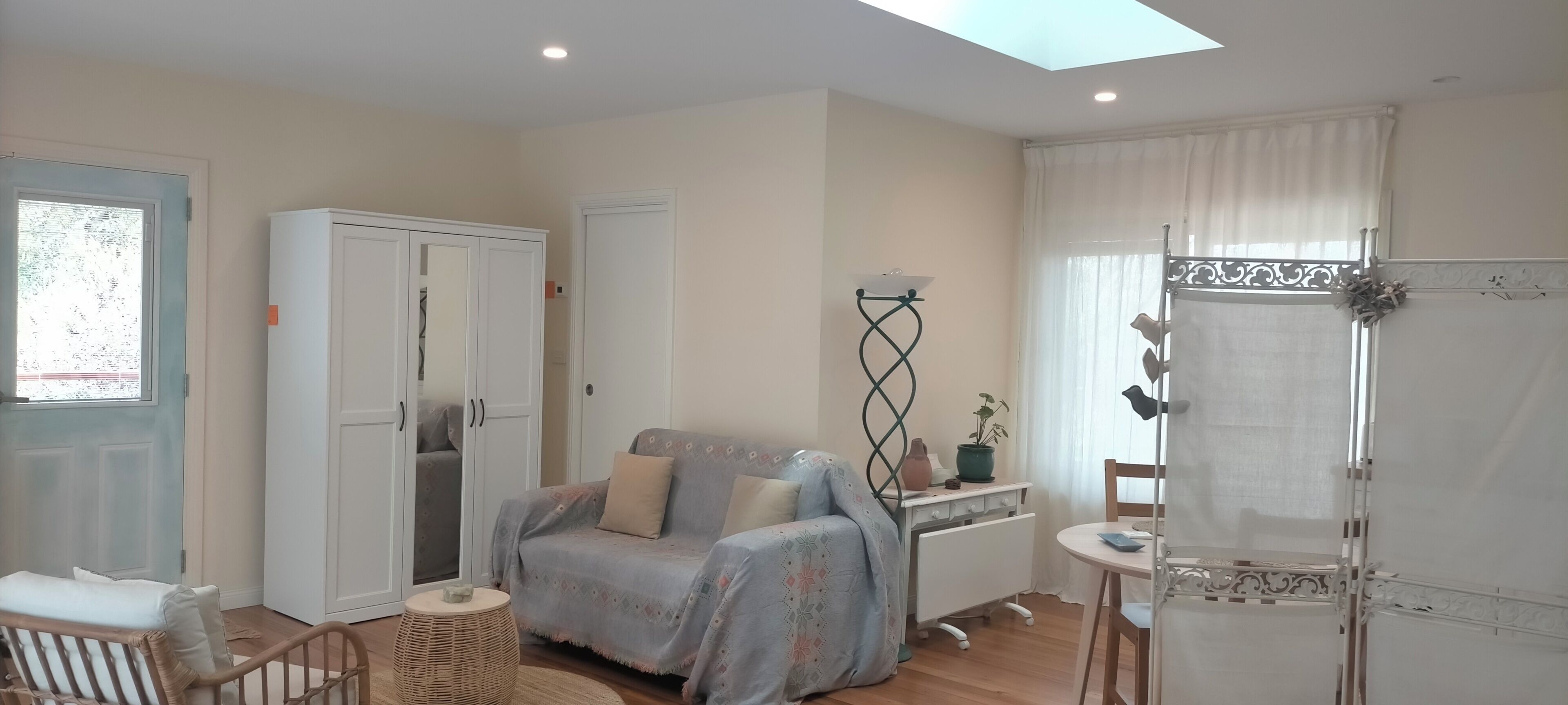 Televisor, reproductor de DVD i llibres 