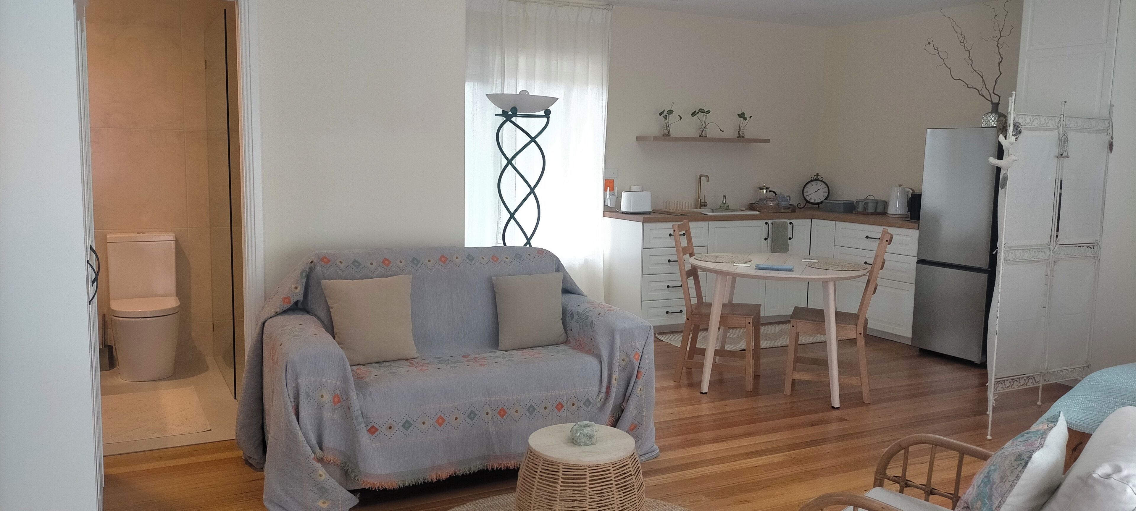 Télévision, lecteur de DVD, livres