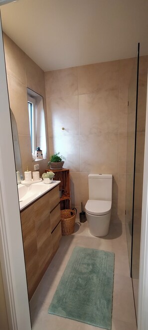 Dusche, umweltfreundliche Kosmetikartikel, Haartrockner, Handtücher