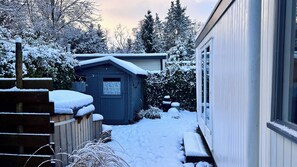 Terrace/patio - Cozy Relax Chalet with Private Hot Tub (Voorthuizen)