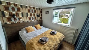 1 bedroom, WiFi, bed sheets - Cozy Relax Chalet with Private Hot Tub (Voorthuizen)