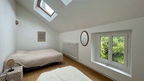 Strykejern/-brett, internettilgang og sengetøy