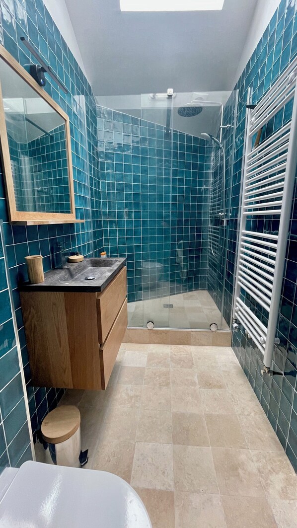 Douche, sèche-cheveux, serviettes fournies, savon