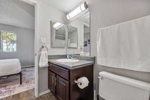 毛巾、肥皂、卫生纸