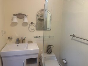 Handdukar, tvål och toalettpapper