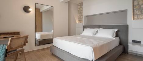 Tabla de planchar con plancha, wifi y ropa de cama