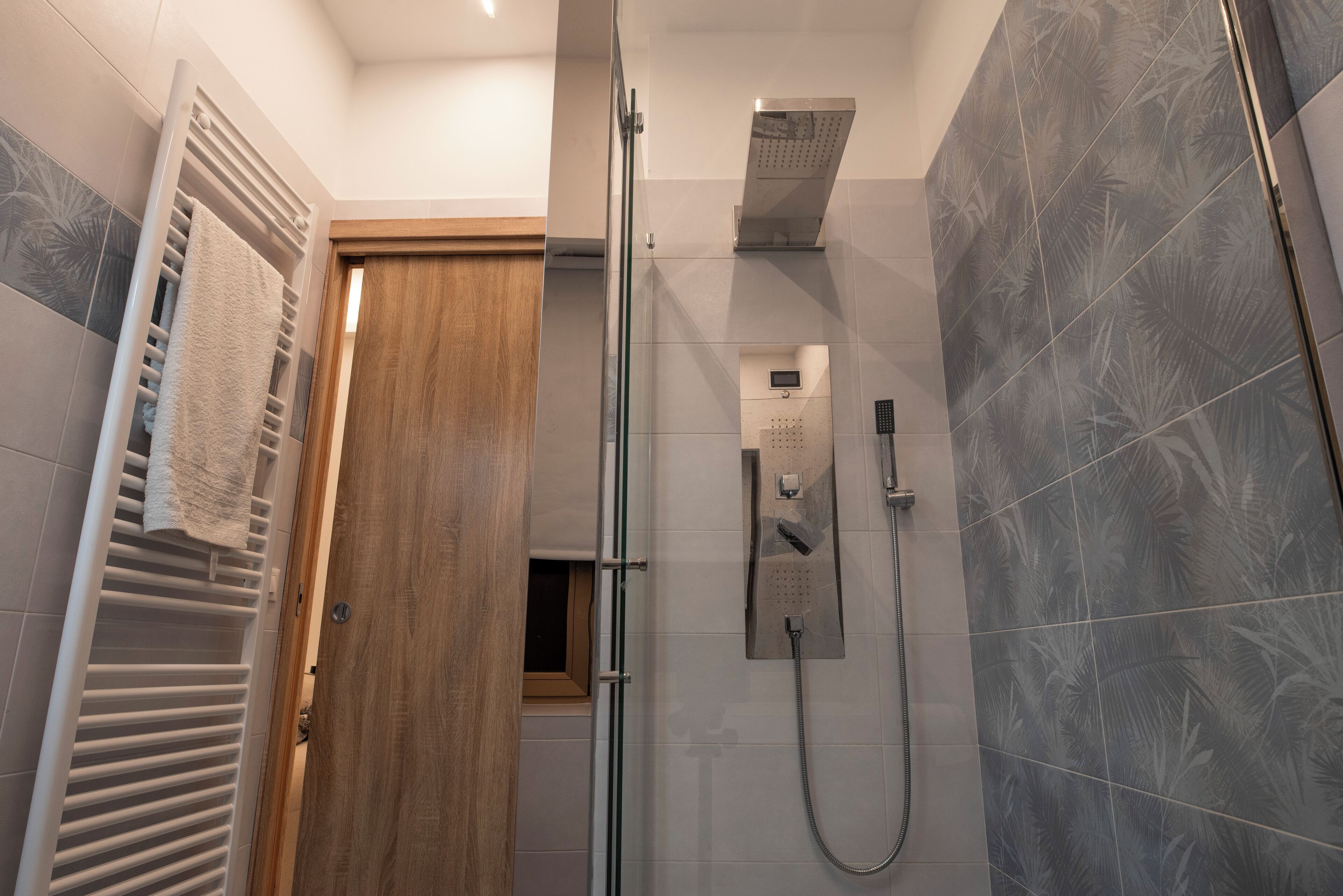 Dutxa, assecador de cabells, bidet i tovalloles 