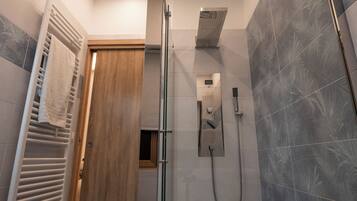 Dutxa, assecador de cabells, bidet i tovalloles