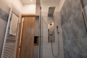 Ducha, secador de pelo, bidet, toallas