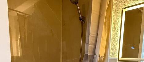 مناشف، صابون، ورق حمّام