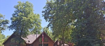 The Big Sandy Lodge is a family retreat 3b/3b with hot tub, fire pit, dock
