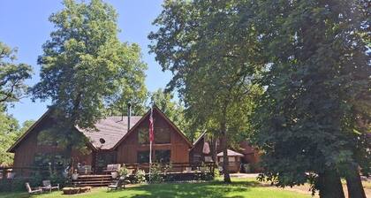 The Big Sandy Lodge is a family retreat 3b/3b with hot tub, fire pit, dock