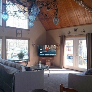 TV - Big Sandy Lodge 2 blocks to lake with pool, hot tub, fire pit and fishing dock. (Eufaula)