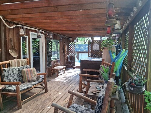 Big Sandy Lodge 2 blocks to lake with pool, hot tub, fire pit and fishing dock.