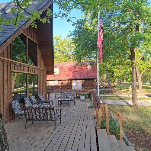 Big Sandy Lodge 2 blocks to lake with pool, hot tub, fire pit and dock.