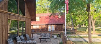 Big Sandy Lodge 2 blocks to lake with pool, hot tub, fire pit and dock.