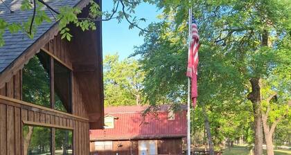 Big Sandy Lodge 2 blocks to lake with pool, hot tub, fire pit and dock.