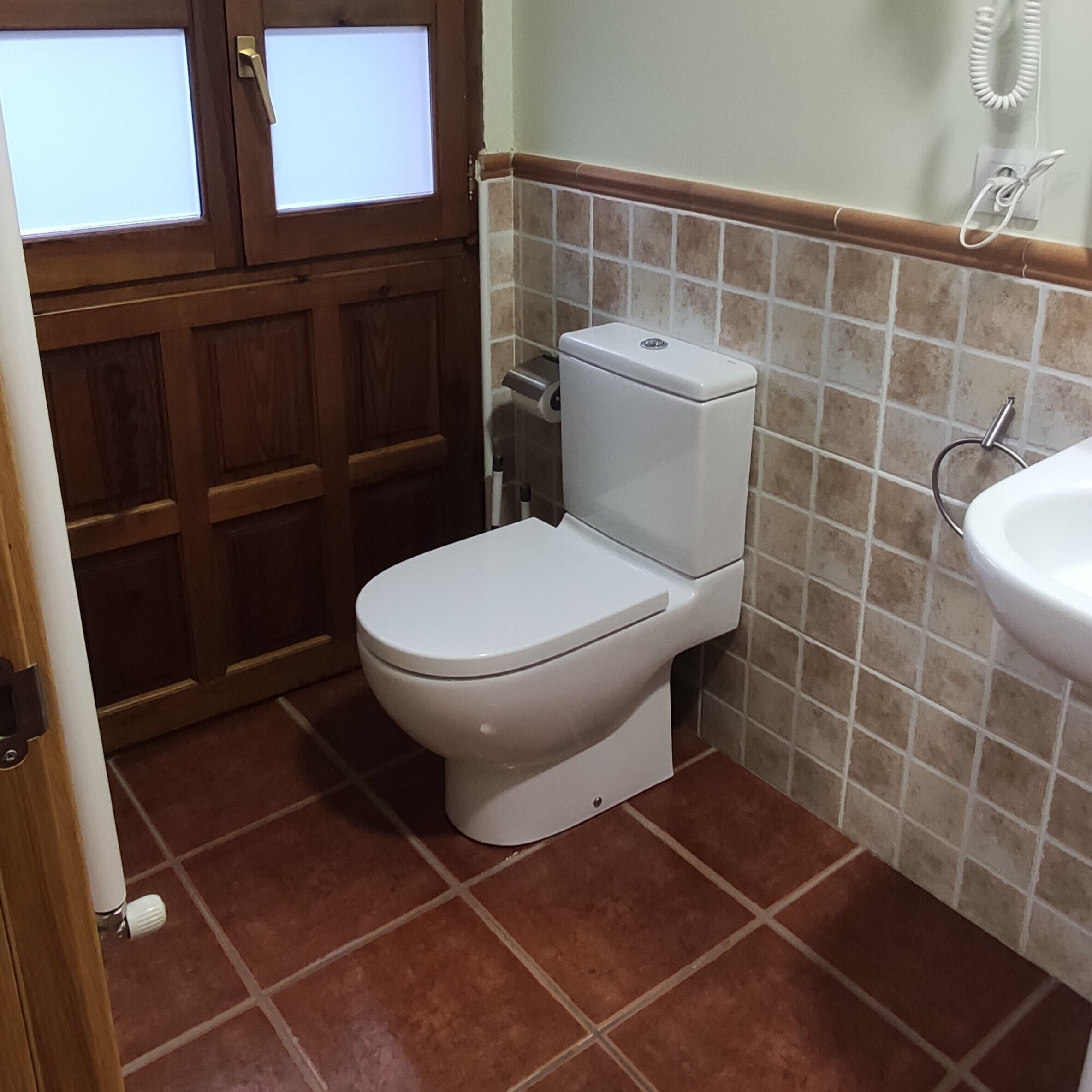 Hiustenkuivaaja, pyyhkeet, saippua, vessapaperi