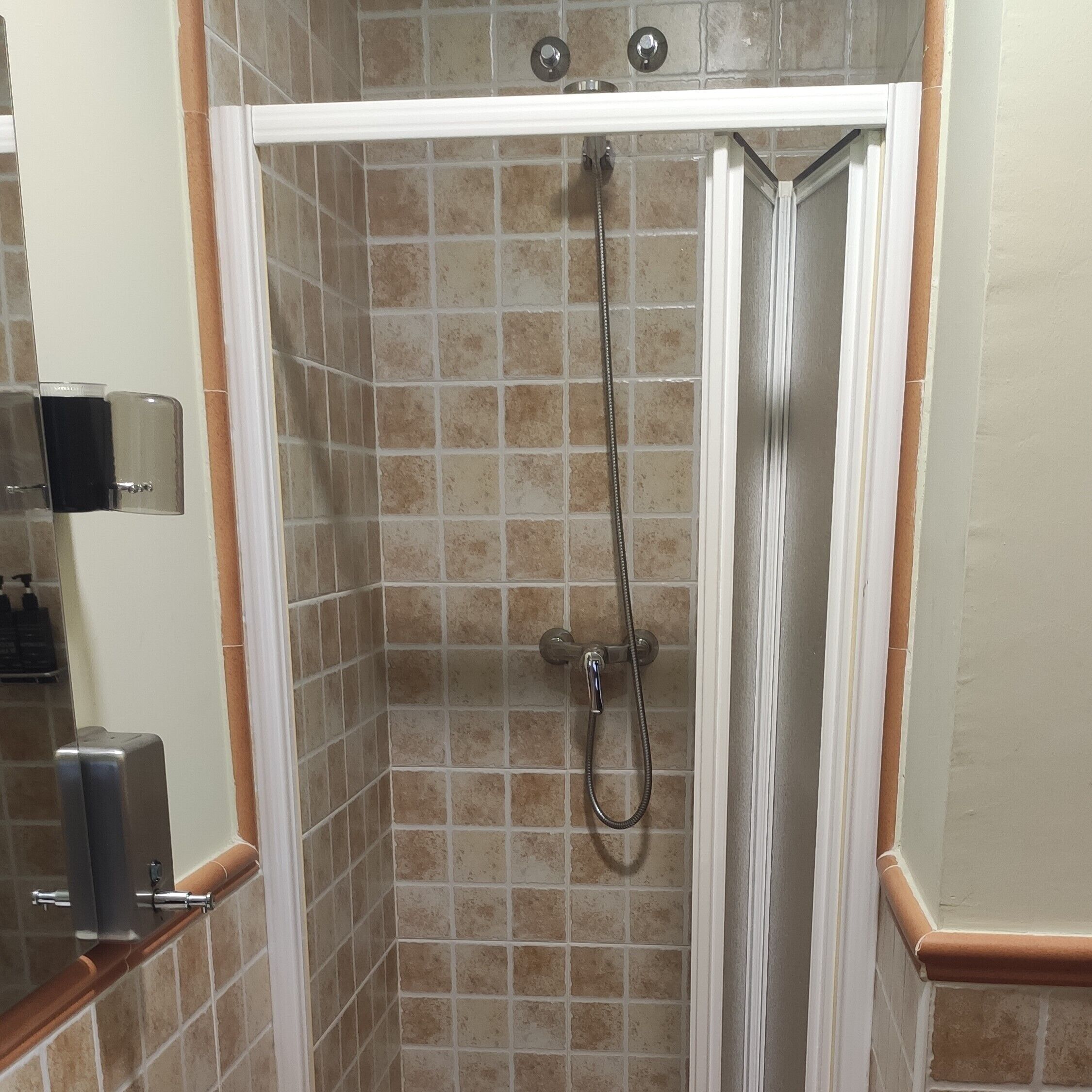 ヘアドライヤー、タオル、石鹸、トイレットペーパー