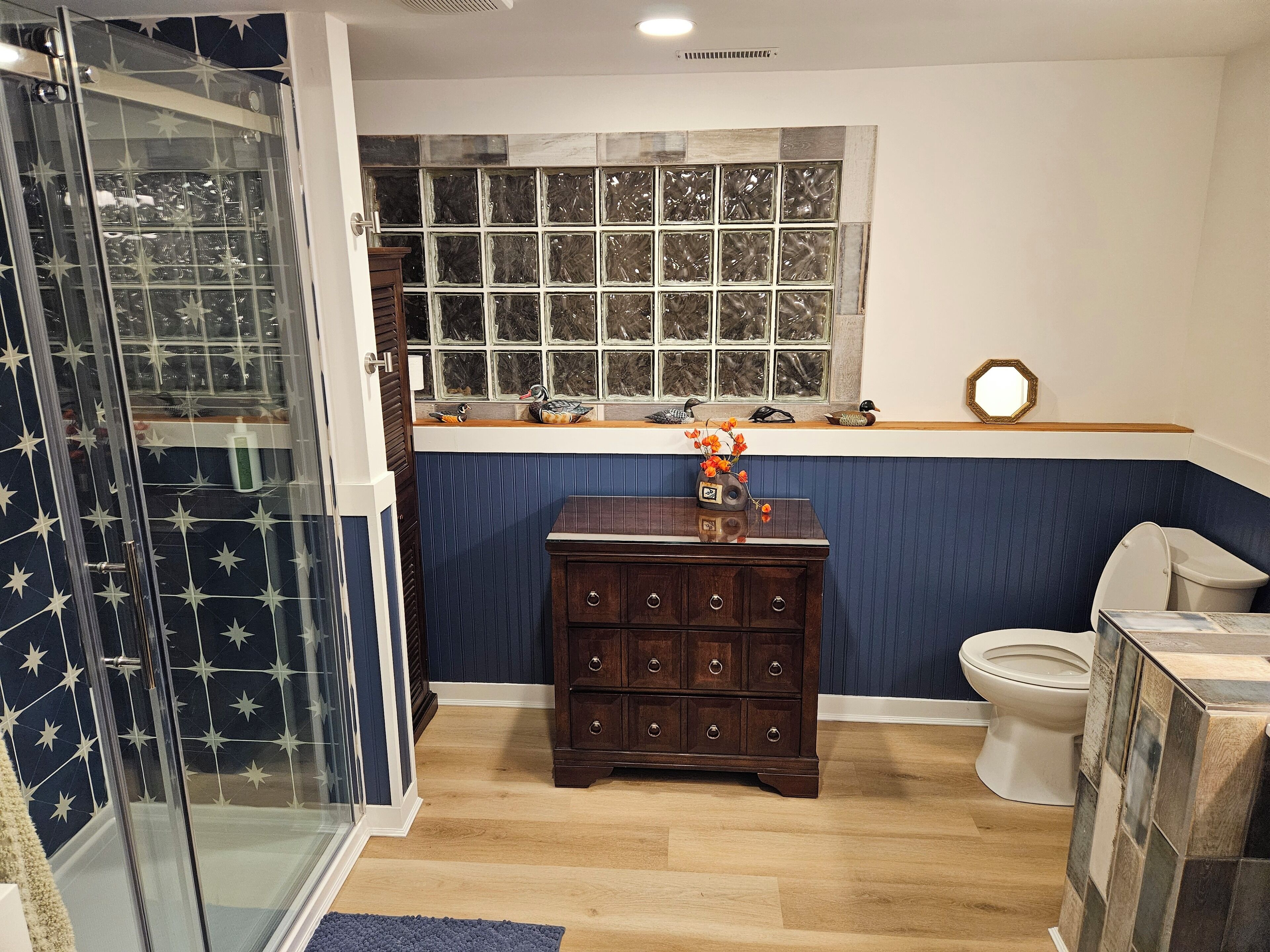 Douche, serviettes fournies, savon, shampoing