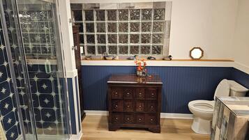 Douche, serviettes fournies, savon, shampoing