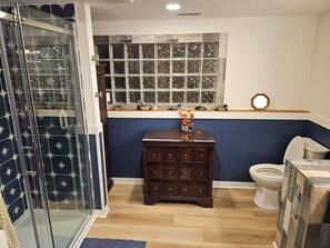 Douche, serviettes fournies, savon, shampoing