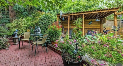 Central cottage oasis **breakfast included**private entrance