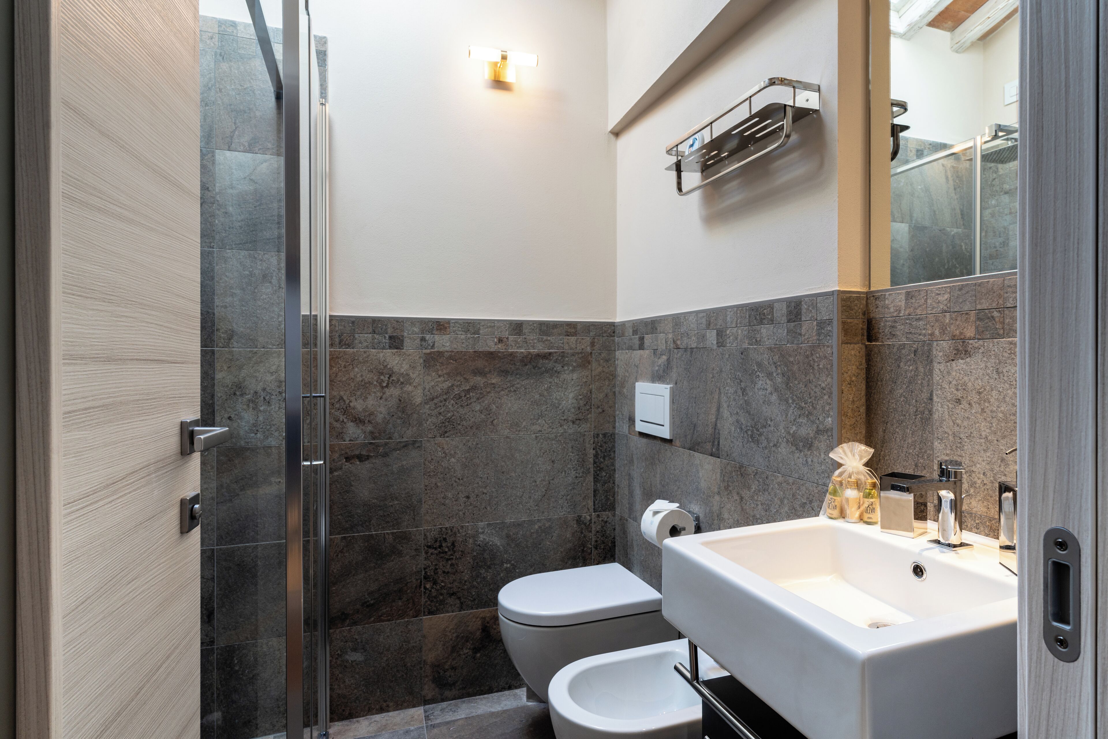 Een douche, een haardroger, een bidet, handdoeken