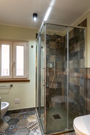 Dusche, Haartrockner, Bidet, Handtücher