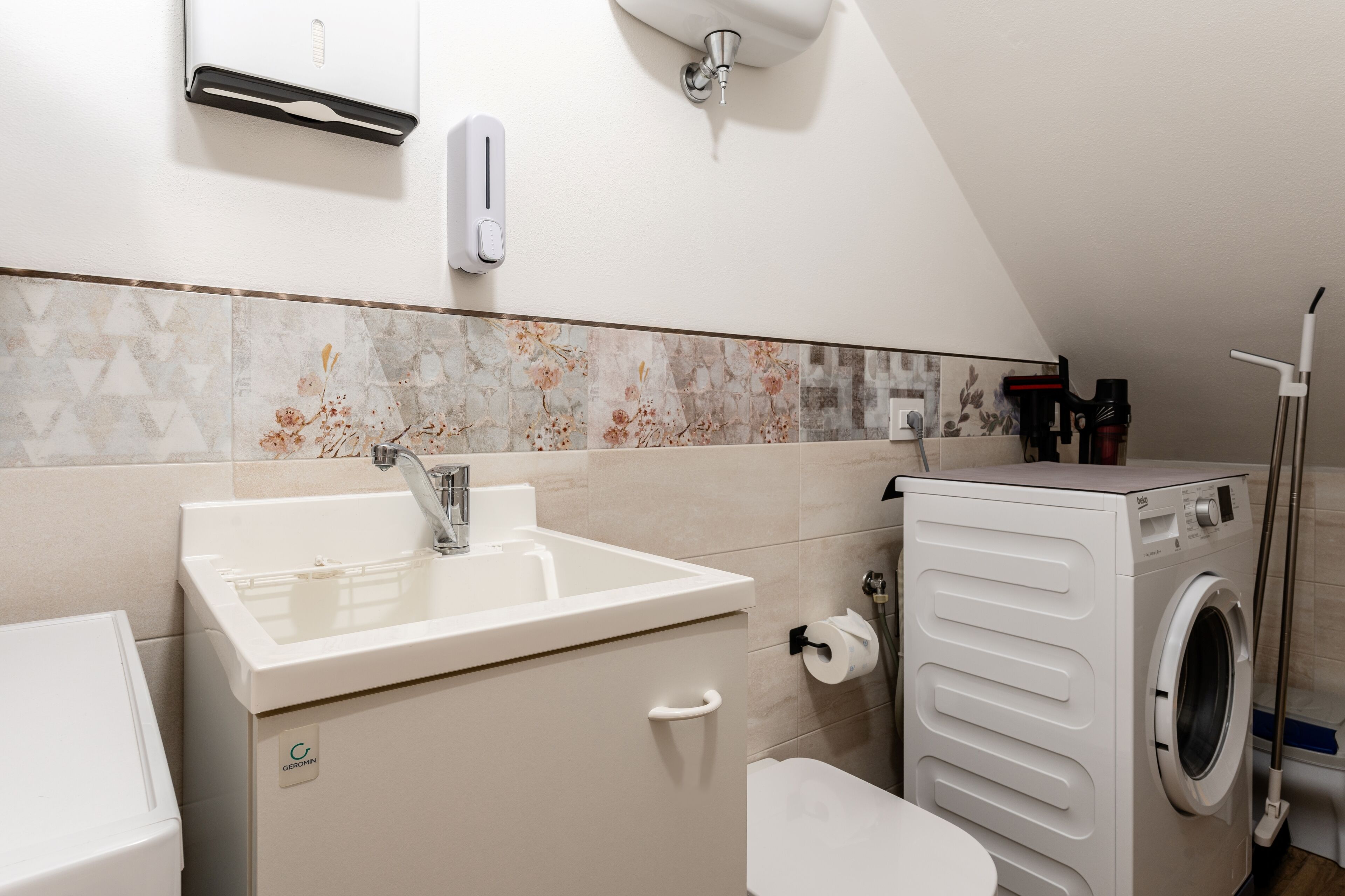 Een douche, een haardroger, een bidet, handdoeken